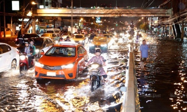 Bangkok trở thành 'bể bơi công cộng' vì ngập
